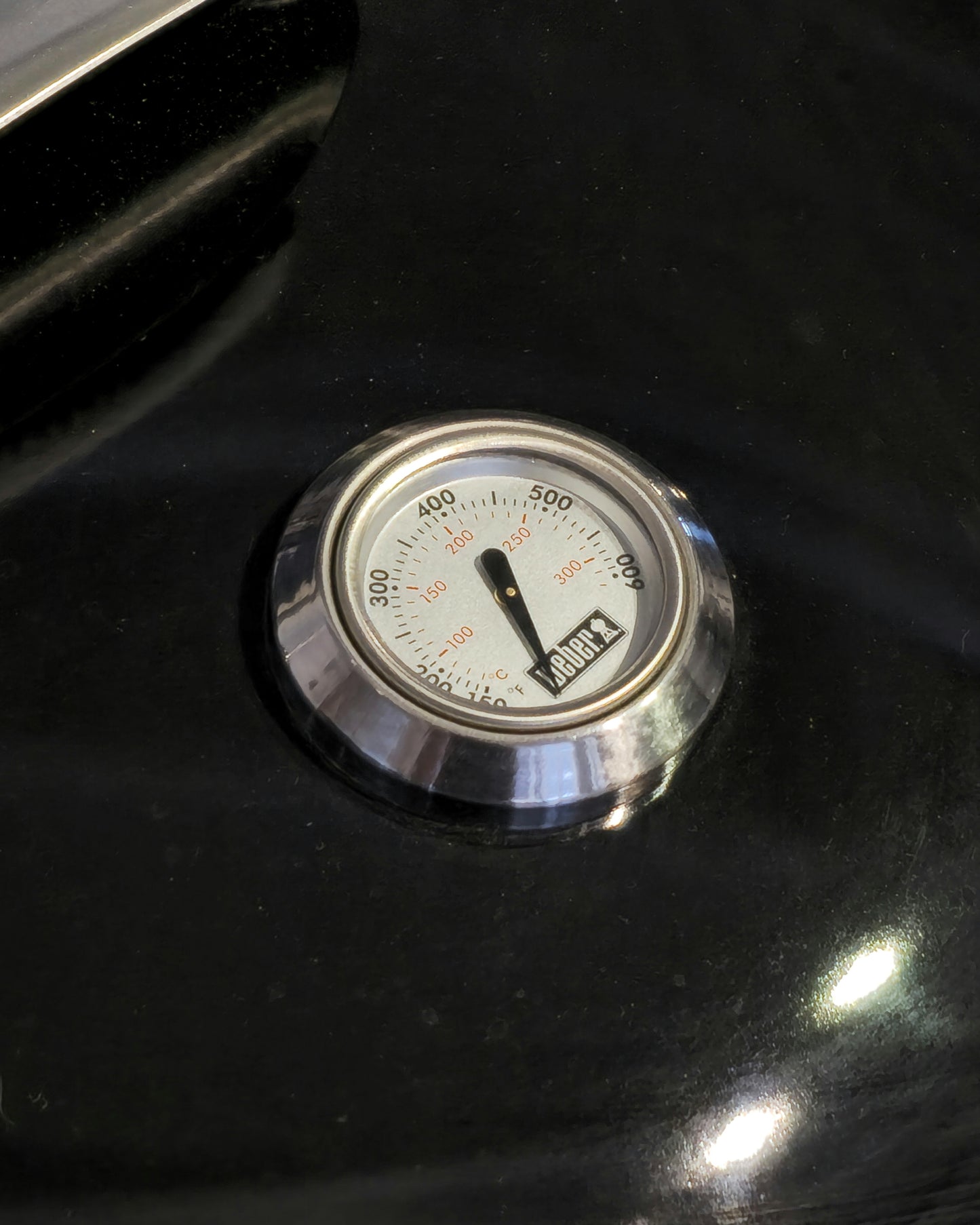 Parrilla a carbón Weber Original Kettle Premium de 22 pulgadas color negro.