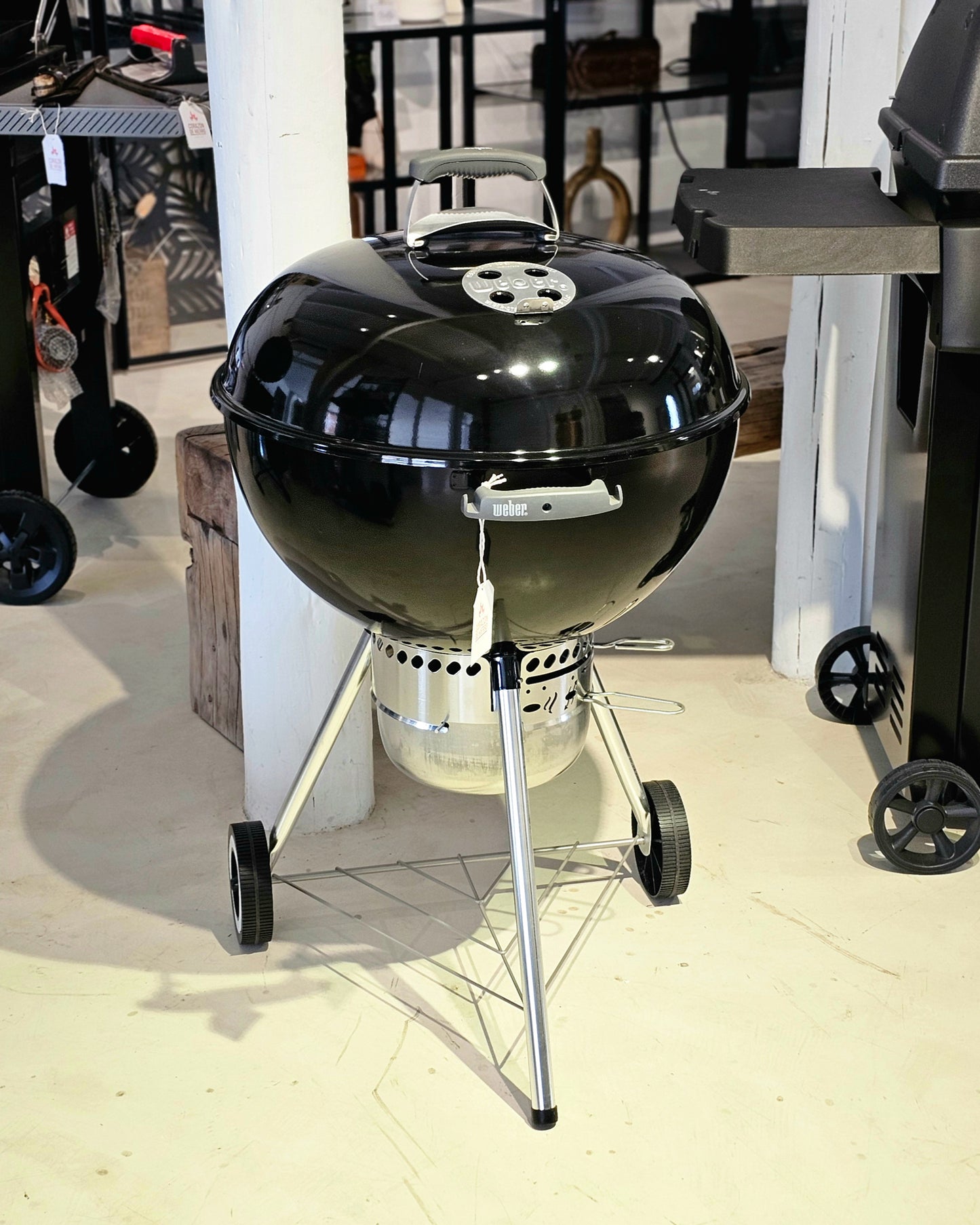 Parrilla a carbón Weber Original Kettle Premium de 22 pulgadas color negro.