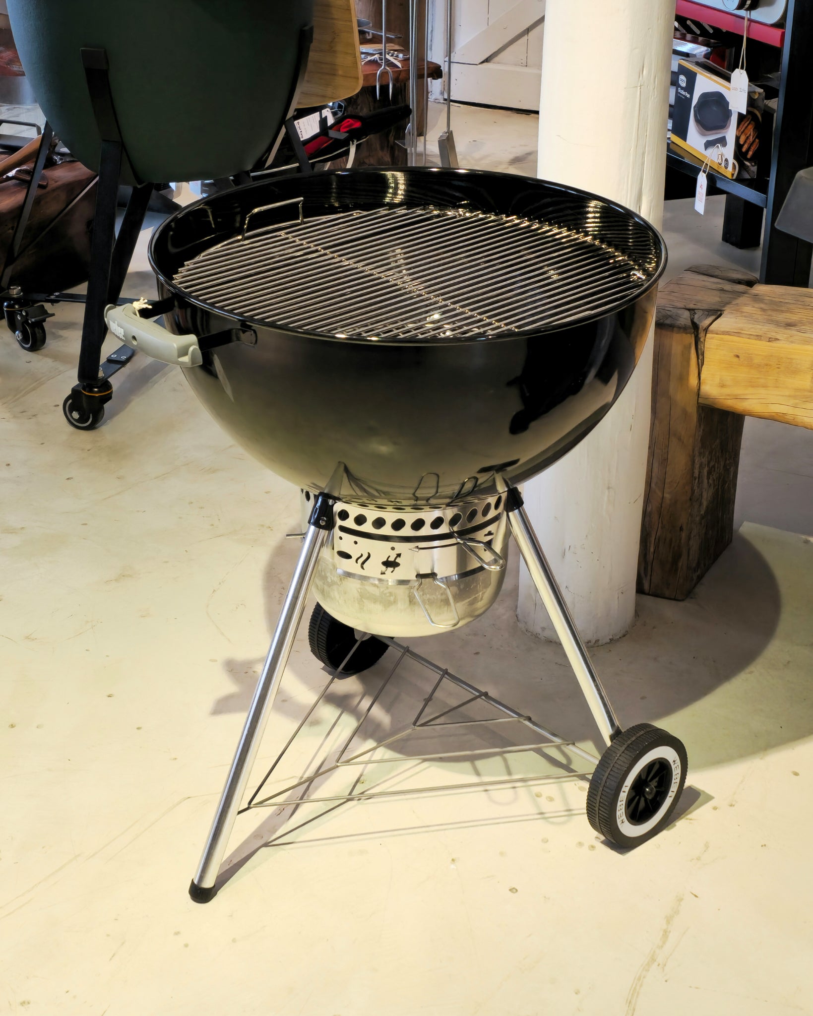 Parrilla a carbón Weber Original Kettle Premium de 22 pulgadas color negro.