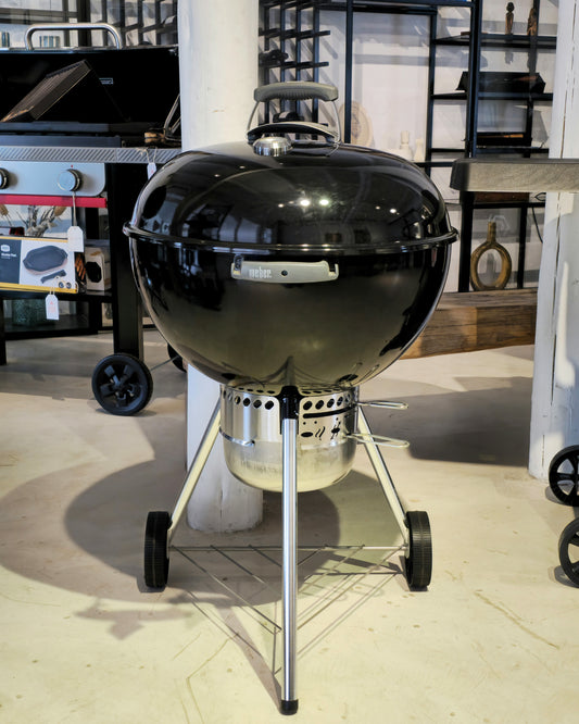 Parrilla a carbón Weber Original Kettle Premium de 22 pulgadas color negro.