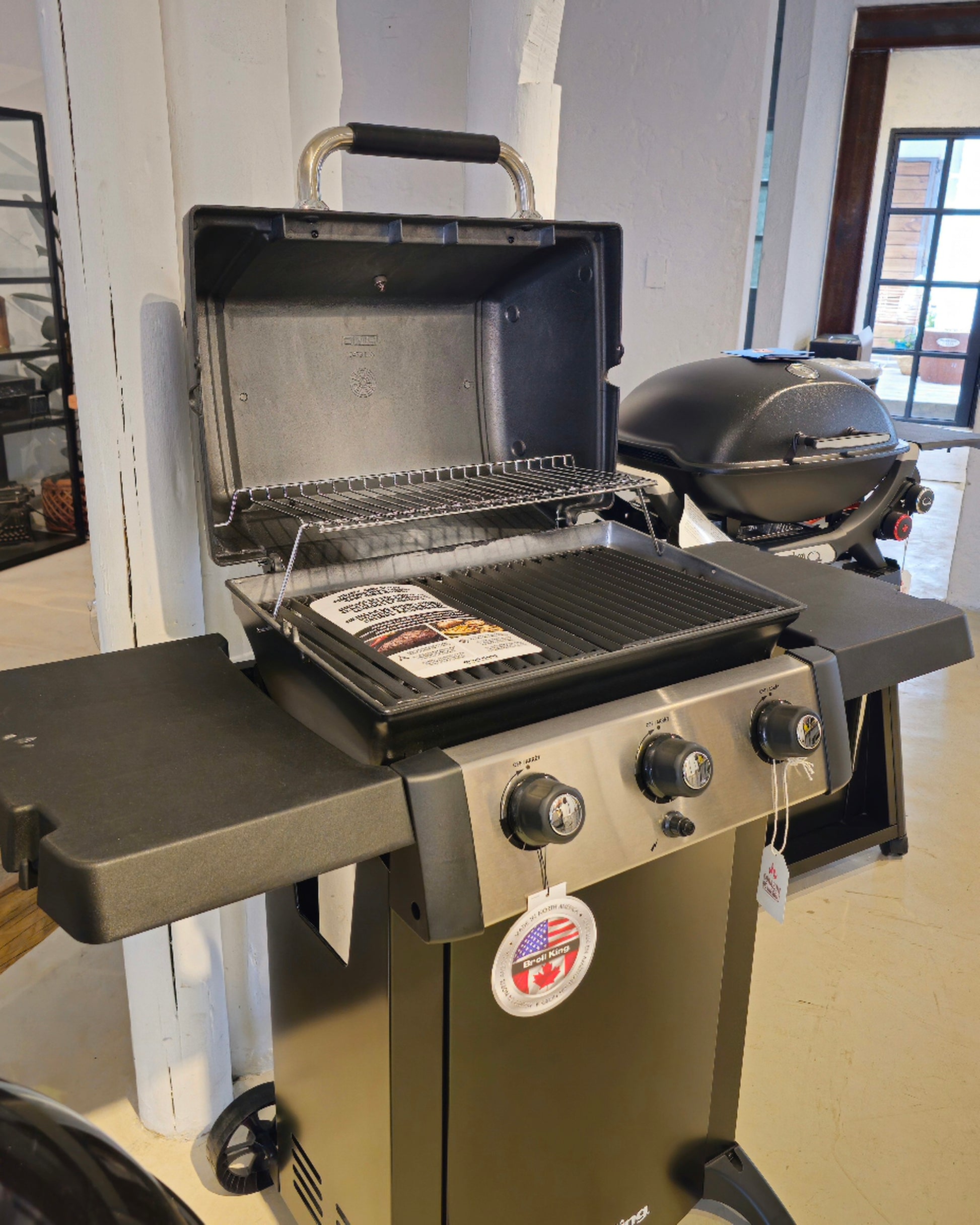 Barbacoa a gas Broil King Gem 320 con envío y armado gratis.