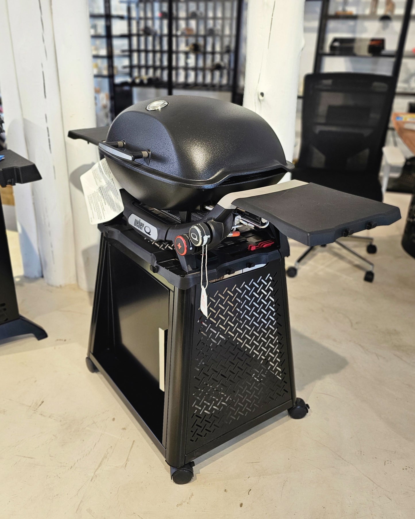 Barbacoa a gas Weber Q 3200 con stand y mesas plegables.