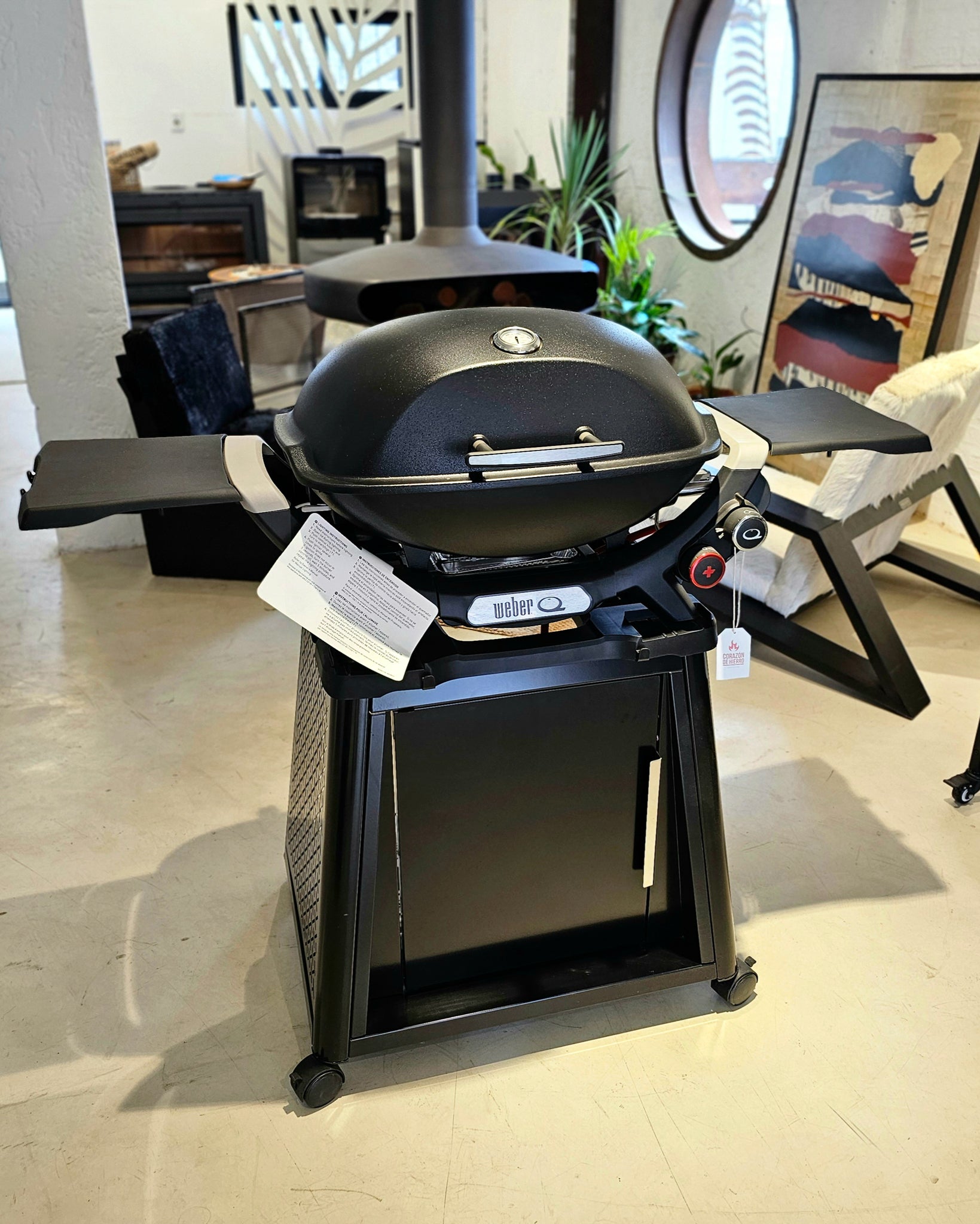 Barbacoa a gas Weber Q 3200 con stand y mesas plegables.