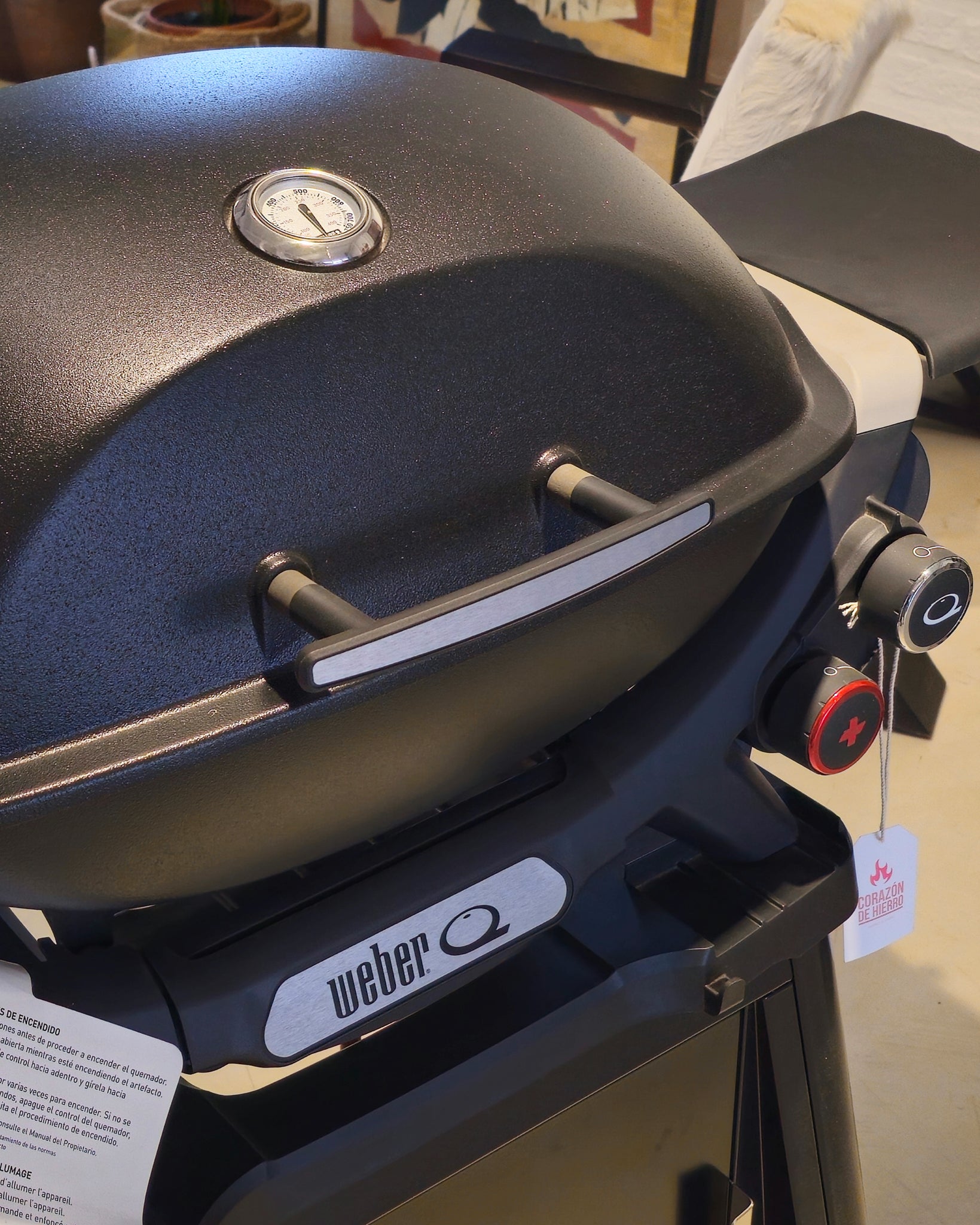 Barbacoa a gas Weber Q 3200 con stand y mesas plegables.