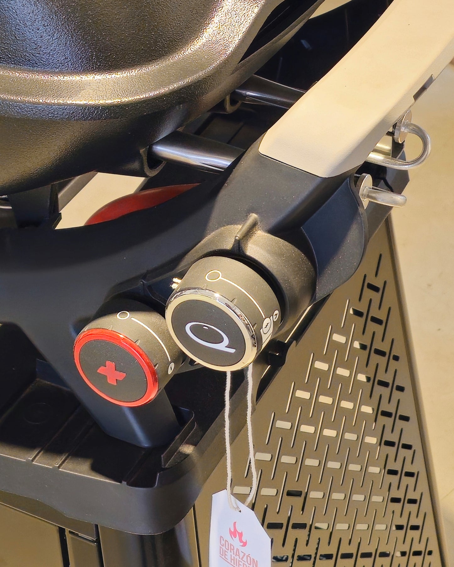 Barbacoa a gas Weber Q 3200 con stand y mesas plegables.