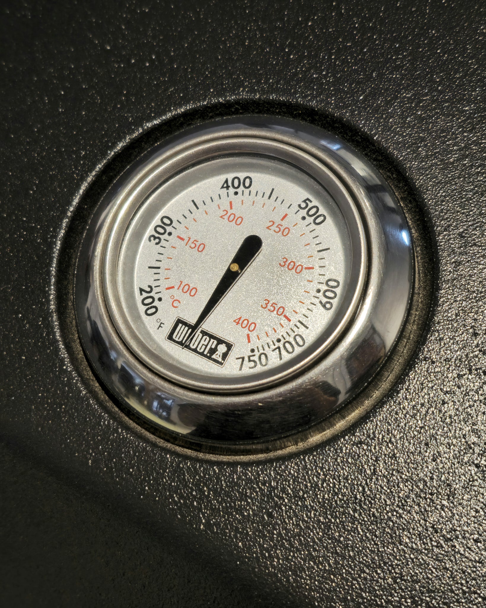 Barbacoa a gas Weber Q 3200 con stand y mesas plegables.