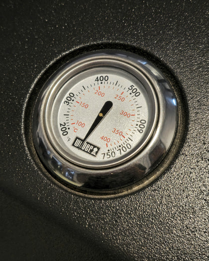 Barbacoa a gas Weber Q 3200 con stand y mesas plegables.