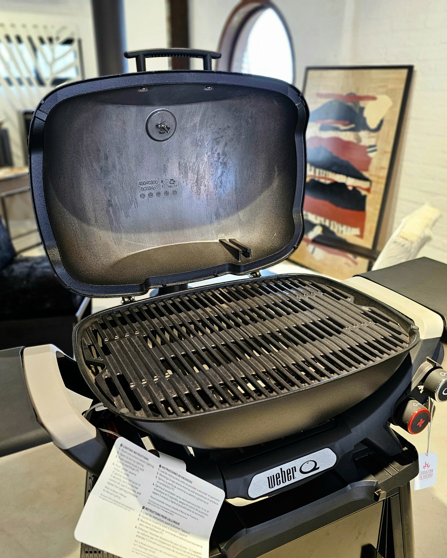 Barbacoa a gas Weber Q 3200 con stand y mesas plegables.