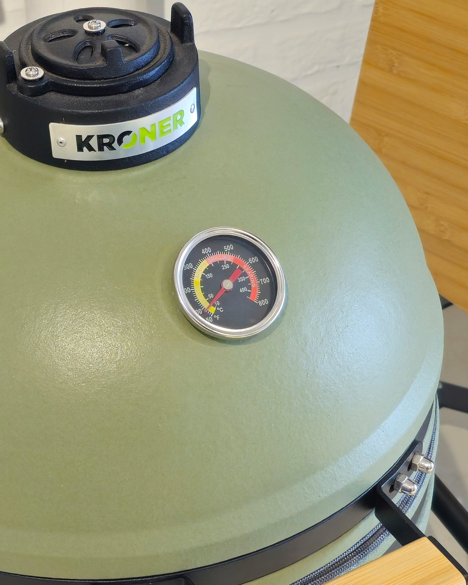 Kamado BDF de 15 pulgadas pack verde ideal para terrazas de apartamentos.
