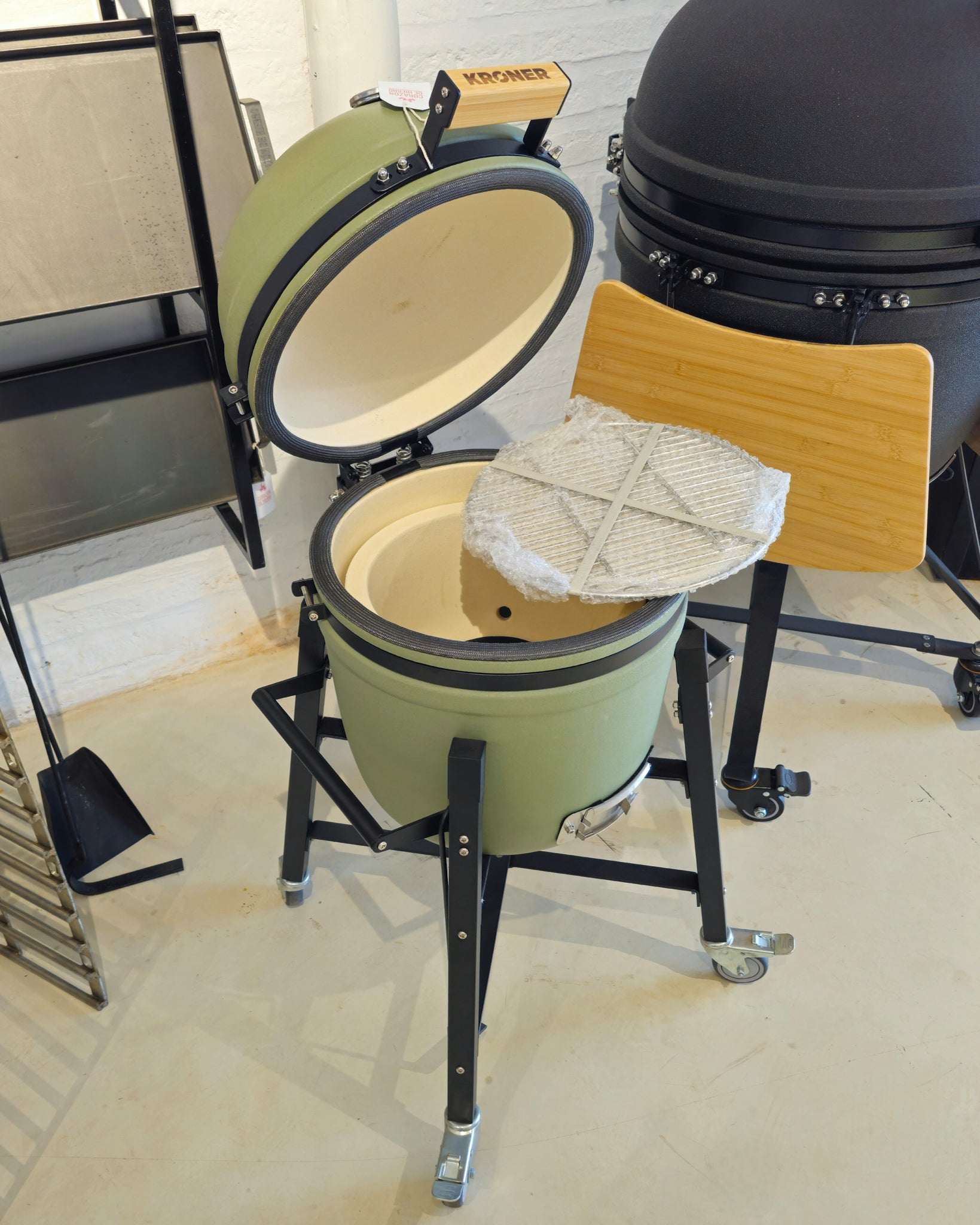 Kamado BDF de 15 pulgadas pack verde ideal para terrazas de apartamentos.