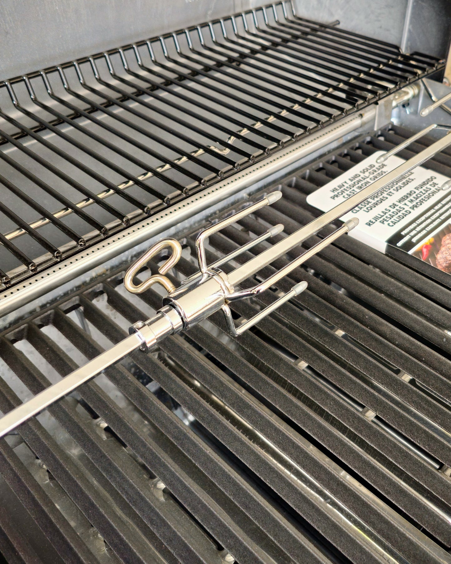 Barbacoa profesional a gas Broil King Baron 420 con 4 quemadores.