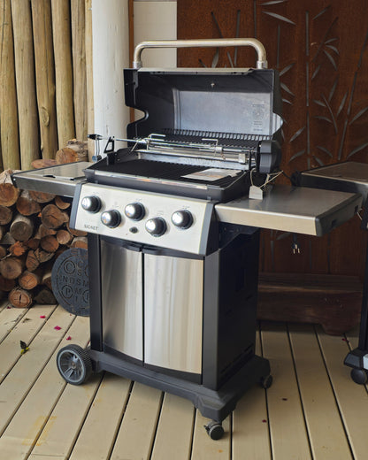 Barbacoa profesional a gas Broil King Baron 420 con 4 quemadores.